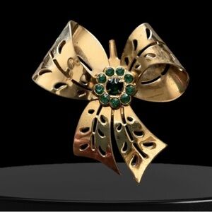 Ribbon Brooch, Gold tone with Green Stones in Center, Vintage